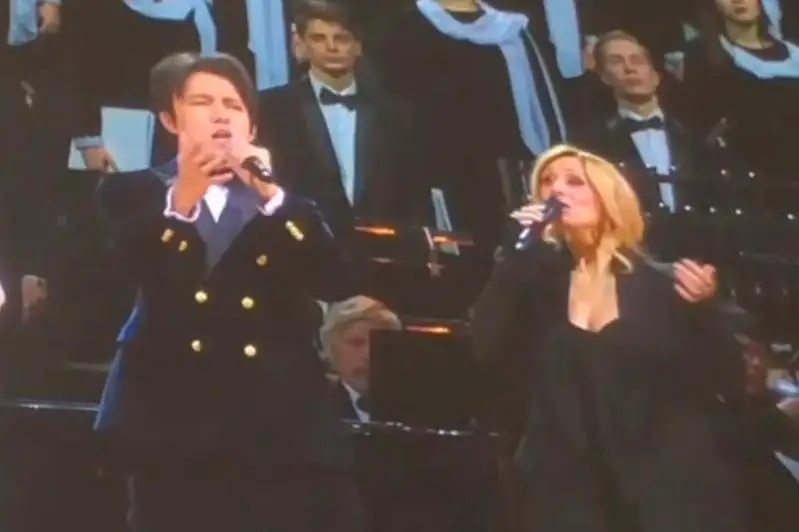 ماسكەۋدە ديماش قۇدايبەرگەن لارا فابيان جانە ايدا گاريفۋللينامەن بىرگە ءان سالدى