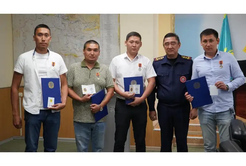 Награждены спасшие 24 человек с тонущего катера на Бухтарминском водохранилище