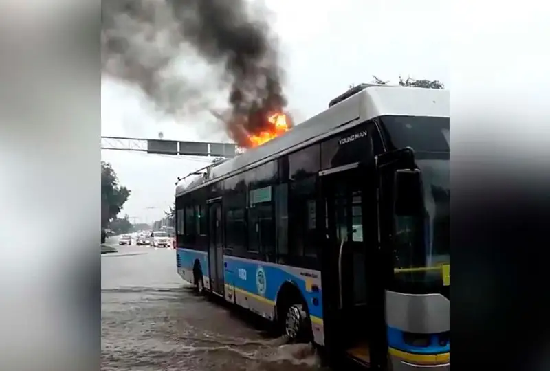 Троллейбус загорелся во время ливня в Алматы