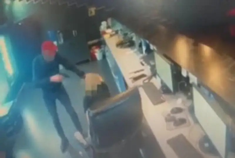 Мужчина с игрушечным пистолетом ограбил игровой клуб в Караганде на 4 млн тенге