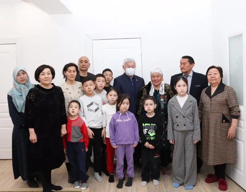 Женщин Жамбылской области поздравил с 8 марта Бердибек Сапарбаев