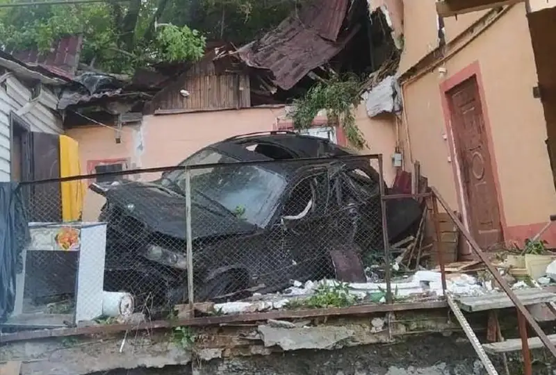 Almaty oblysynda kólik úıdiń ústine qulady