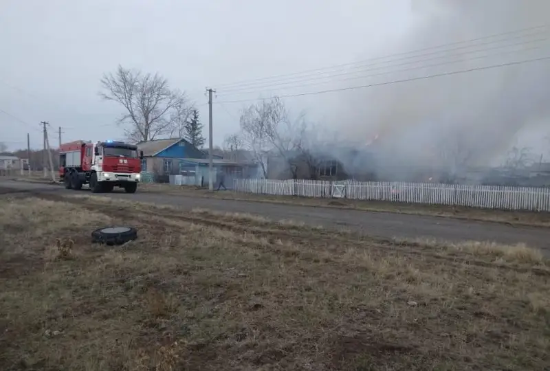 Участковые вынесли людей из горящего дома в СКО