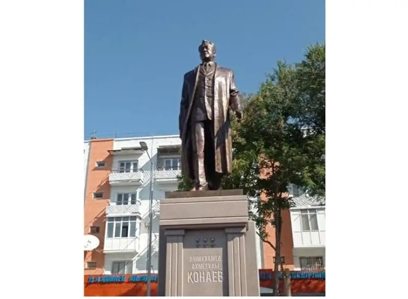 Памятник Динмухамеду Кунаеву открыли в Таразе