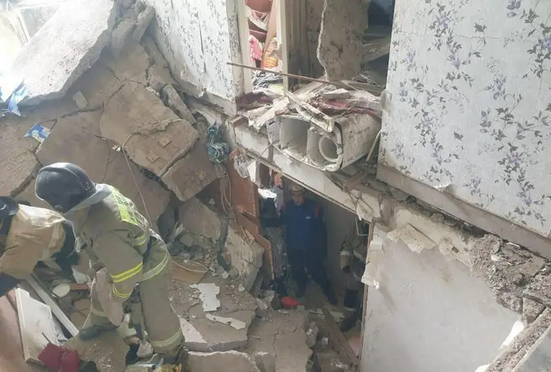 Обследование разрушенного дома в Темиртау продолжает специальная комиссия