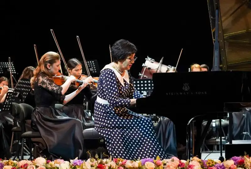 Janııa Áýbákirova «Astana Balet» orkestrimen Almatyda óner kórsetedi