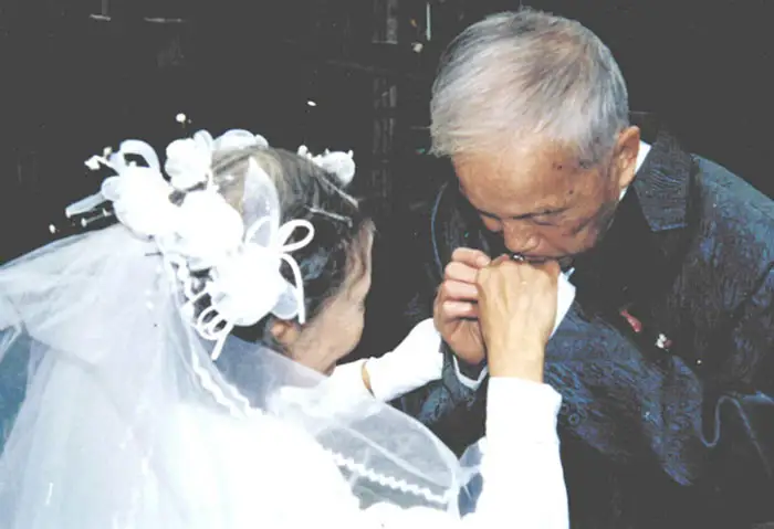 senior-couple-recreates-wedding-day-14