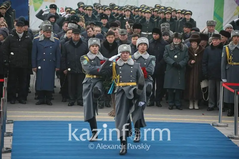 Алматылықтар Тәуелсіздік монументіне гүл шоқтарын қойды