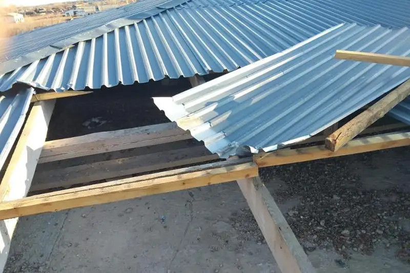 Кровли четырех зданий сорвало во время сильного ветра в Актобе