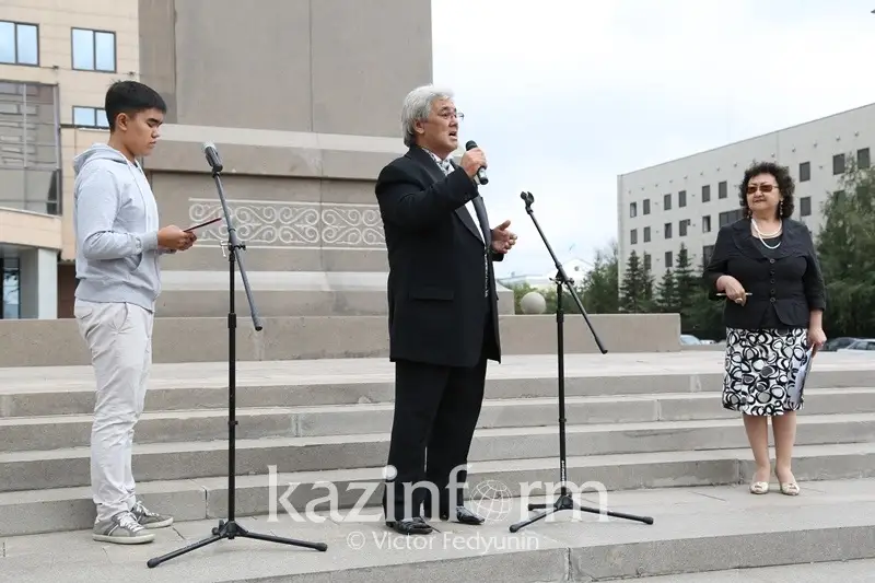 Астаналық сарбаз гитарамен Абайдың әнін орындады