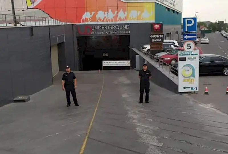 Гранату в припаркованном автомобиле обнаружили при осмотре территории ТРЦ в Бишкеке