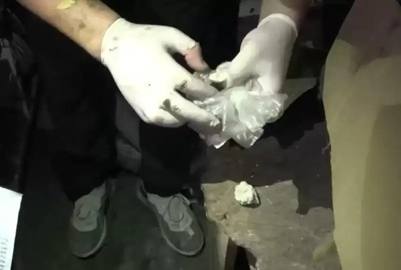 Úıinde 2 keli marıhýana saqtaǵan Aqmola oblysynyń turǵynyn áıeli polıtsııaǵa ustap berdi