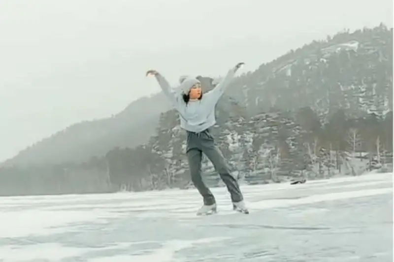 ەليزابەت تۇرسىنبايەۆا بۋرابايدا مۇز ۇستىندە ديماشتىڭ انىنە ءبي بيلەدى