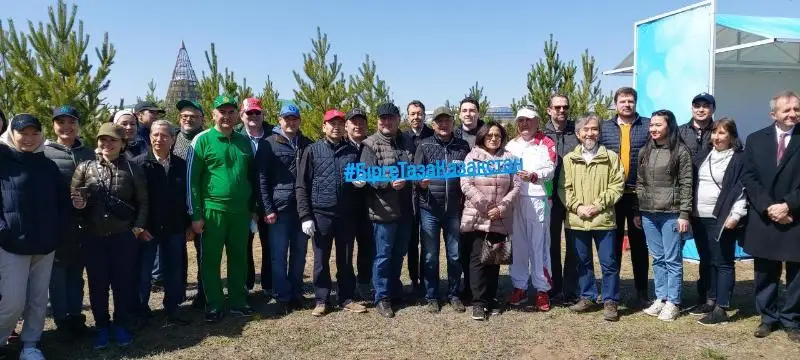 Иностранные дипломаты и сотрудники МИД РК приняли участие в субботнике