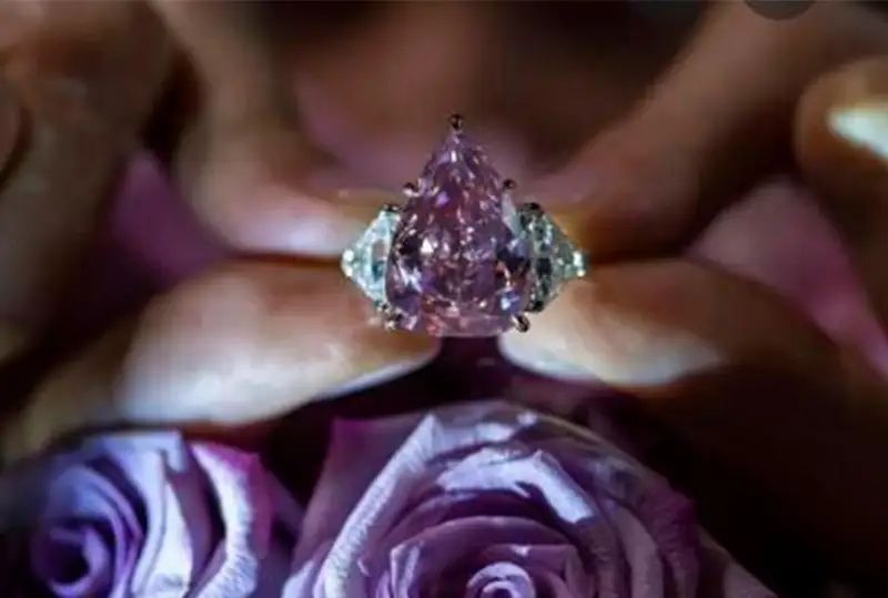 Редкий розовый бриллиант купил в Женеве почти за 29 млн евро представитель Азии