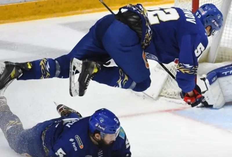 «Барыс» дома проиграл прямому конкуренту за место в плей-офф КХЛ