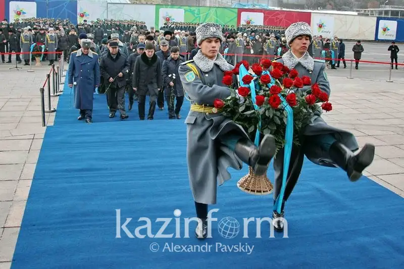 Алматылықтар Тәуелсіздік монументіне гүл шоқтарын қойды