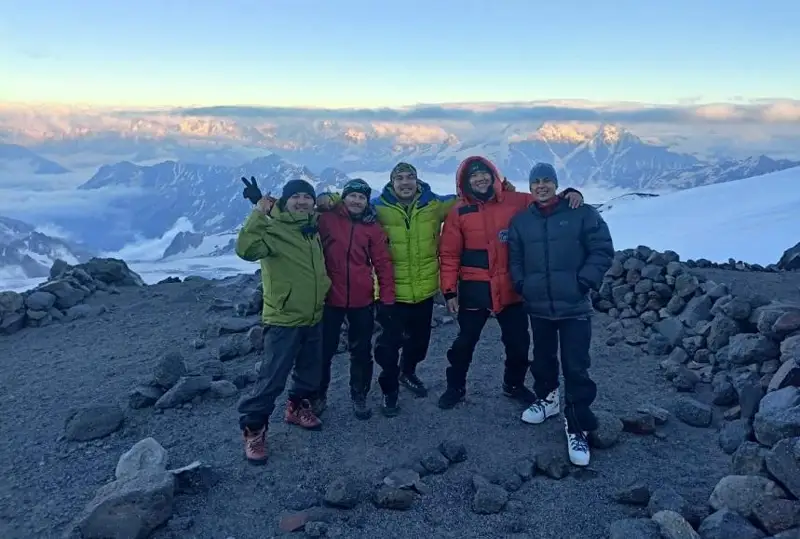 Костанайцы поднялись на Эльбрус в честь 30-летия казахстанской полиции