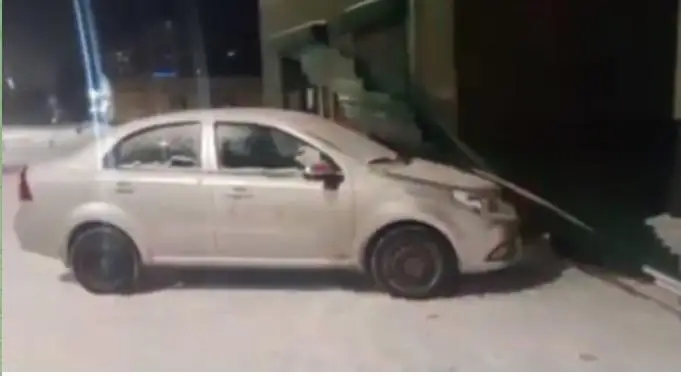Автомобиль наехал на торговый дом в Семее