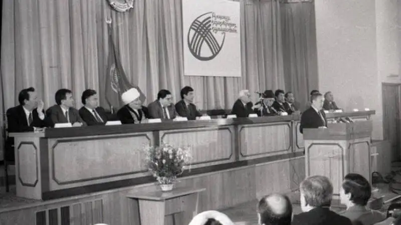نازاربايەۆتىڭ دۇنيەجۇزى قازاقتارىنىڭ 1-قۇرىلتايىنان ارحيۆ سۋرەتى جاريالاندى