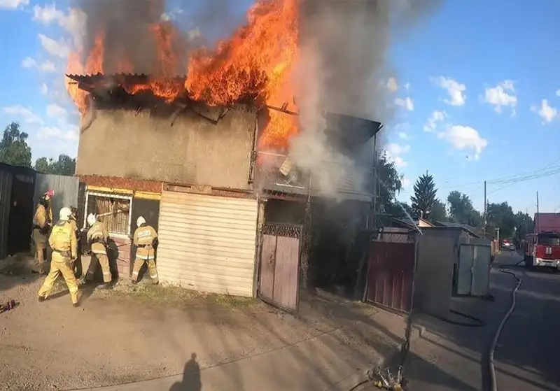 Запертого в горящем здании подростка спасли в Алматы