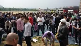 Мешіттерге тексеру жүргізген полицияның ісіне наразылық ретінде Чехия ішкі істер министрлігі алдына жұма намазына жиналған мұсылмандар. Прага, 25 сәуір 2014 жыл.