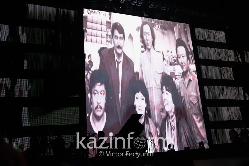 Нұрлан Өнербаев қазақтың ақжаулықты аналарына тағзым етті