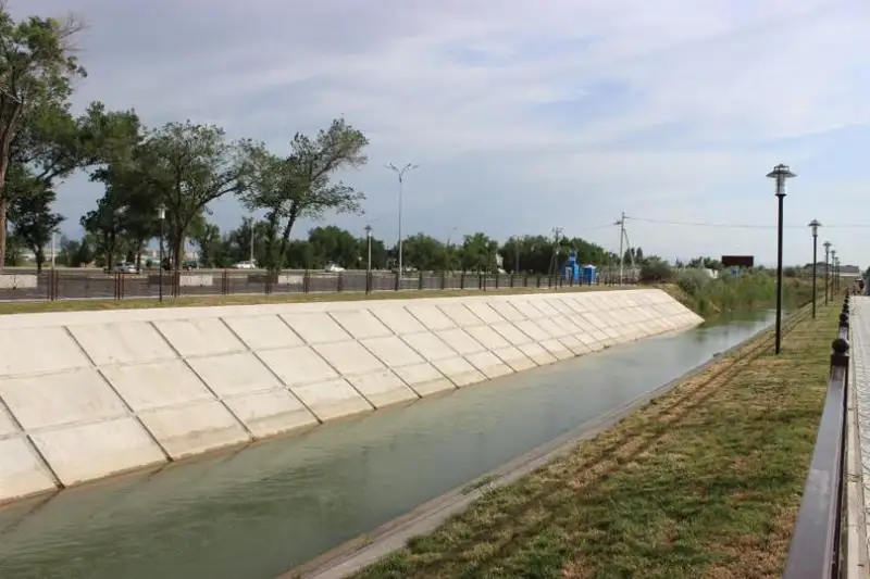 Выпускник школы в Таразе опрокинул «Лексус» в водный канал