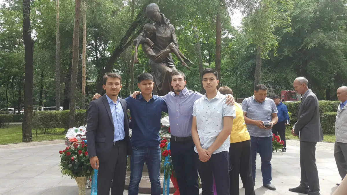 Қазақтың рухын көрсетіп, көтеретін ескерткіштер көп болуы керек - мүсінші Дулат Үсембаев