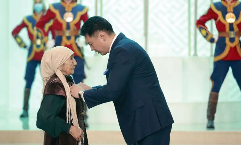 تاعى ءبىر قانداسىمىز ەڭبەك سىڭىرگەن ۇستاز اتاعىمەن ماراپاتتالدى