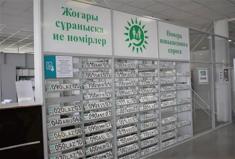 Batys Qazaqstanda kólik ıeleri erekshe nómirlerge 73 mln astam teńge jumsaǵan