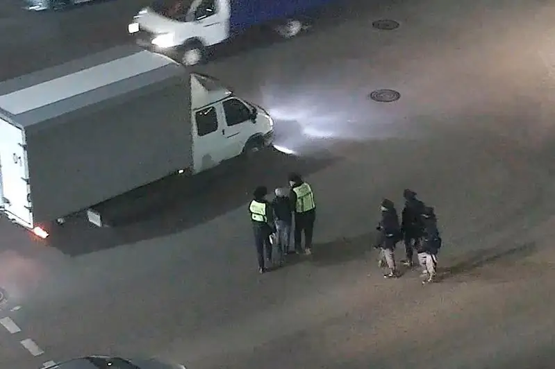 ەلوردادا ايالداما جانە كولىك اينەگىن سىندىرعان قىز ۇستالدى