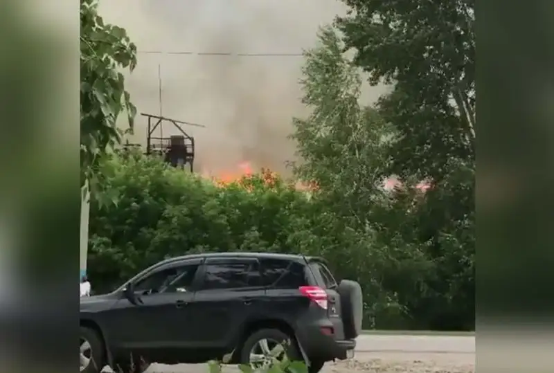 Шесть часов тушили горящий склад в СКО