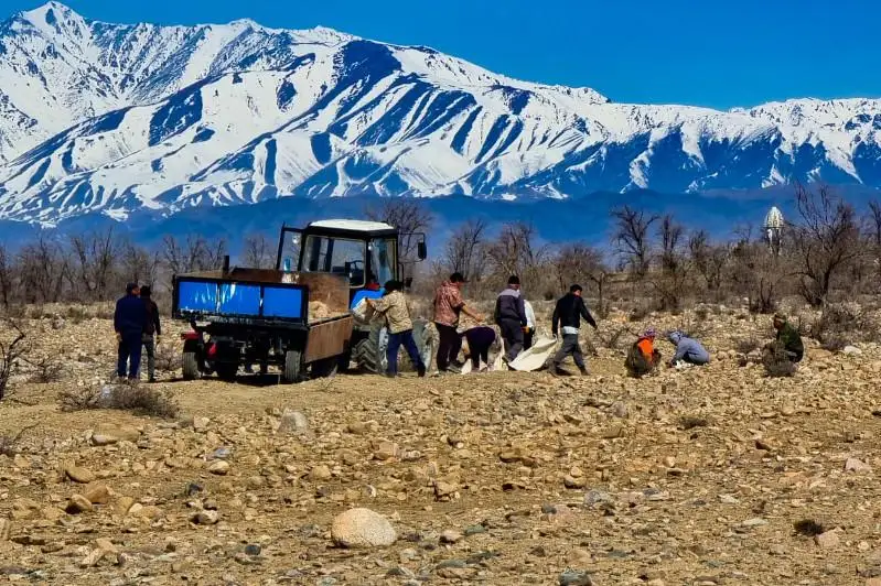 Almaty oblysynyń aýdanynda turǵyndar 80 gektar aýmaqty tastan tazartýda