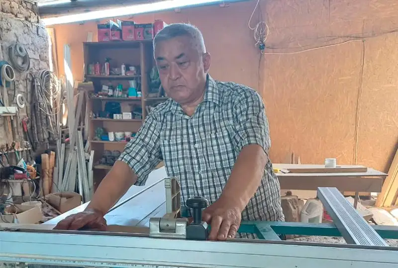 Национальные сувениры из дерева создает ремесленник в Алматинской области