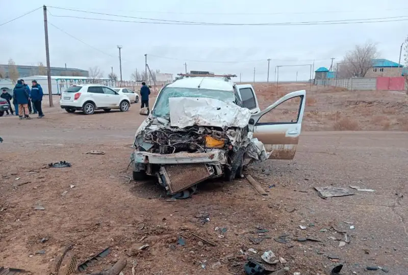 Грузовик столкнулся с легковым авто в Актюбинской области : пострадали 4 детей