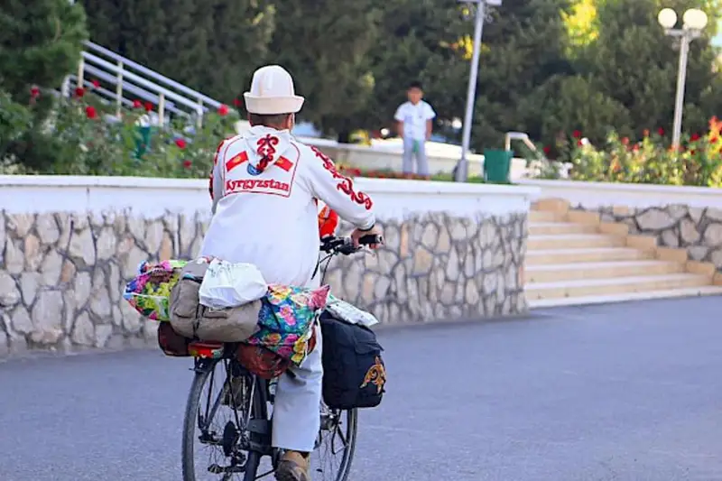 75-летний кыргызстанец проедет на велосипеде 6 стран для участия во Всемирных играх кочевников