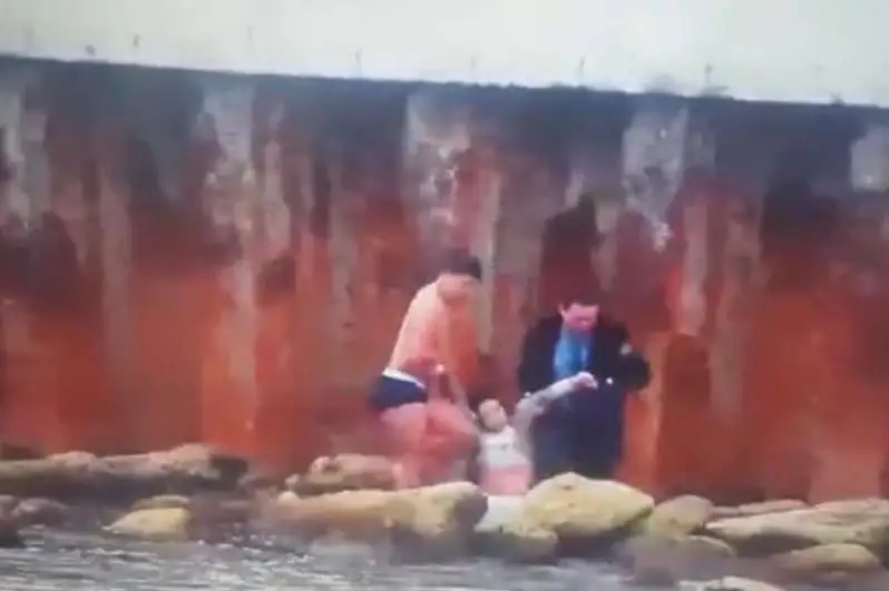 Aqtaýda polıtseıler teńizge batyp bara jatqan áıeldi qutqardy