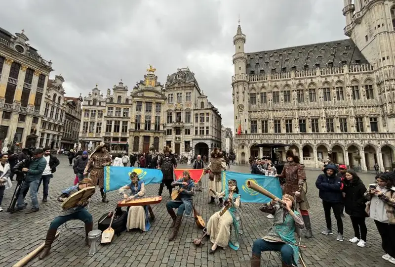 Звуки казахской домбры прозвучали на центральной площади Брюсселя