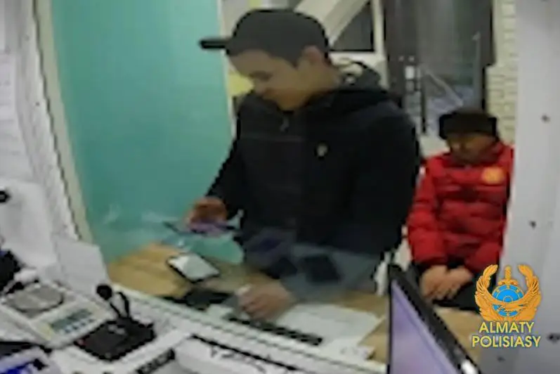 Almatyda lombardtan uıaly telefon urlaǵan eki jigit ustaldy