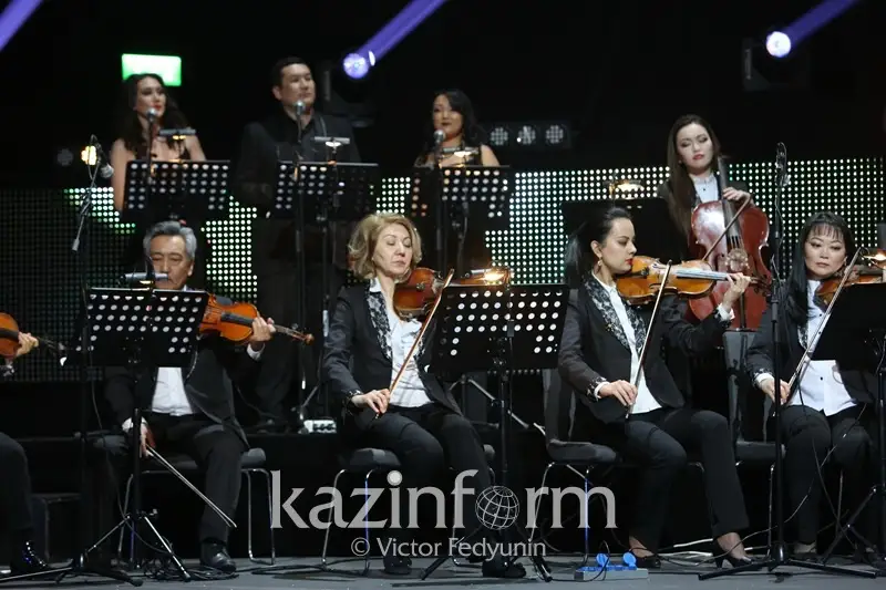 Нұрлан Өнербаев қазақтың ақжаулықты аналарына тағзым етті