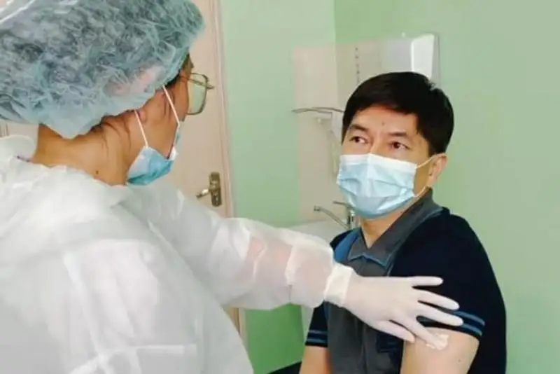 ساكەن مايعازيەۆ كوروناۆيرۋسقا قارسى ۆاكسينا سالدىردى