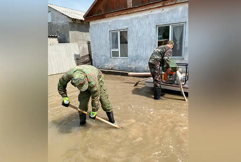 Подтопление семи домов и 25 улиц произошло из-за дождей в Атырау