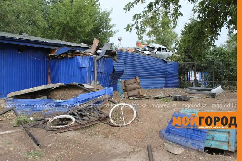 Новости Уральск - Машина залетела на крышу кафе в Уральске agaev (2)