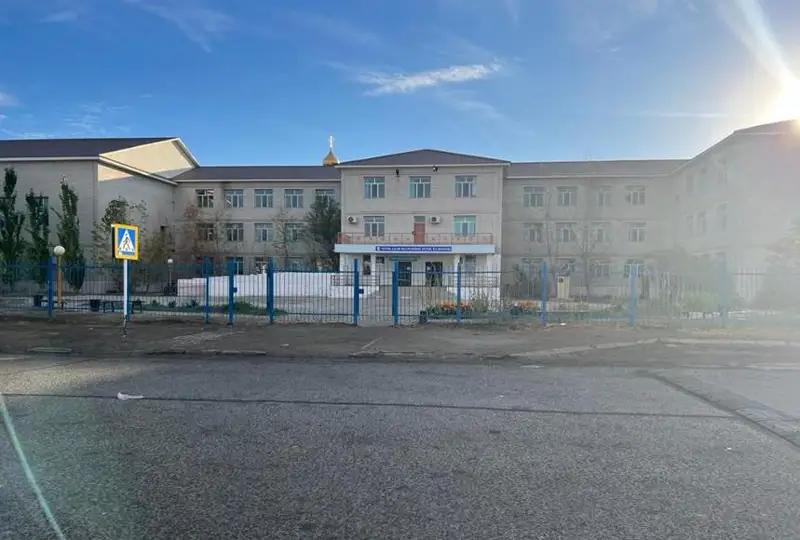 Atyraýda 14 jasar oqýshy mektepke bomba qoıylǵany týraly jalǵan habar bergen