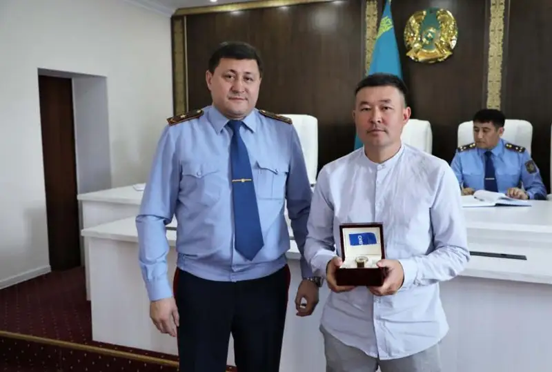 Жителя столицы и участкового инспектора наградили за задержание грабителя