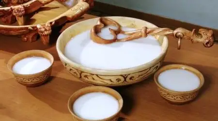 قىمىزدىڭ قانشا ءتۇرى بار؟