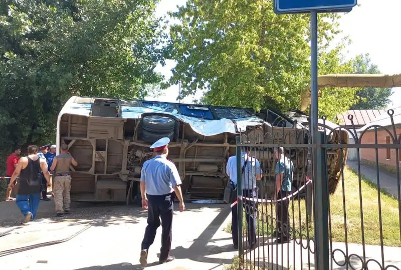 Оралда екі автобус соқтығысып, 11 адам ауруханаға жеткізілді