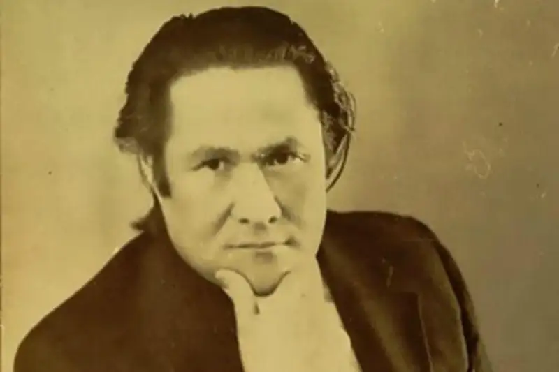 ءۇش بىردەي زۇلماتتى كورگەن اقىن مۇقاعالي