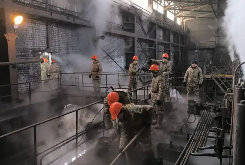 Военные и спасатели подают вручную уголь на ТЭЦ Семея – опубликовано видео